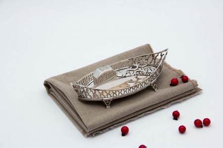 Bandeja e tesoura de morrões com gradinha em forma de nave e tesoura com recortes